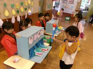 ゲーム屋さんでワニ叩きゲームを遊ぶ画像