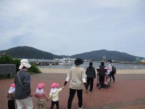散歩で海に行っている画像