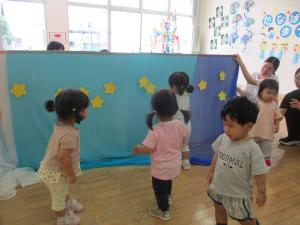 こもも組、ばなな組の子ども達が星を貼っている画像
