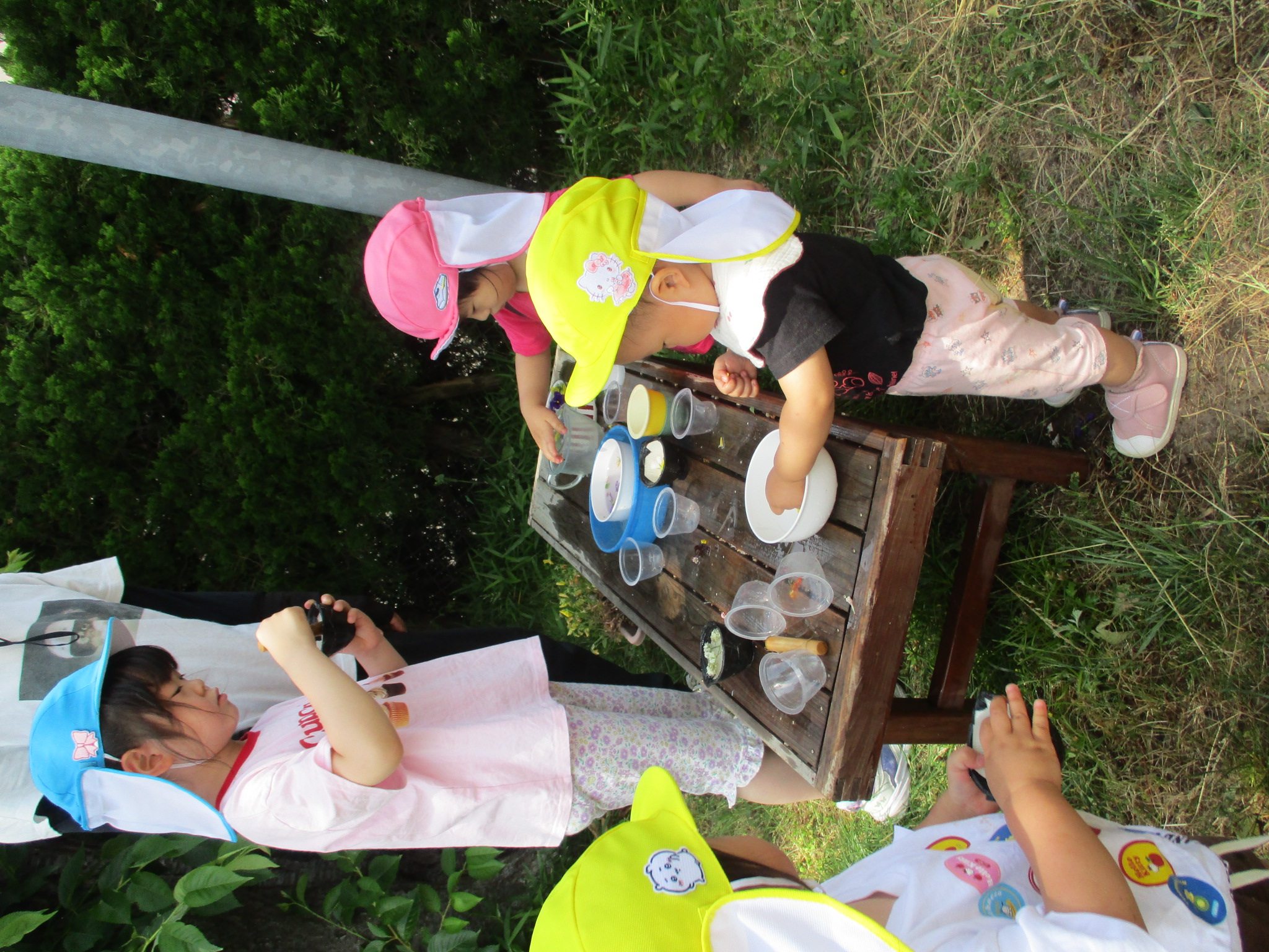 幼児が色水遊びをしている画像
