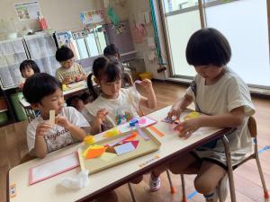 おりがみでかざりを作っている画像