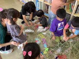 笹飾りを結んでいる画像