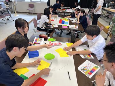 ワークショップを進める高校生の画像