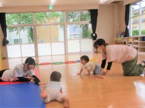保育士と一緒に運動遊びをしている画像