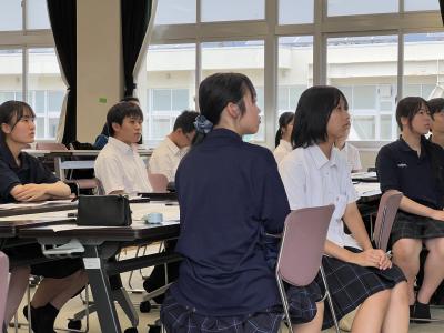 説明を聞く高校生の画像