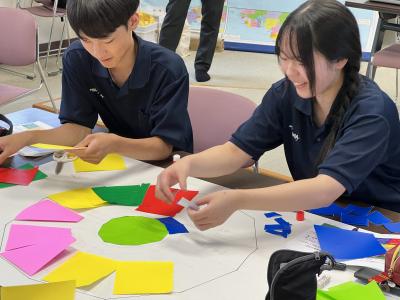 ワークショップで作業を行う高校生の画像