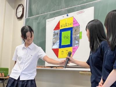 高校生がマイクを渡している画像