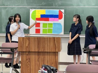参加者の方を向いて説明する高校生の画像