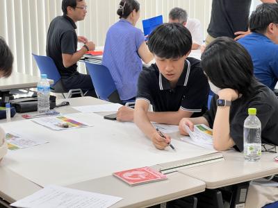 ワークショップで相談しながら作業する学生の画像