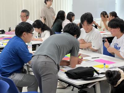 ワークショップで作業する学生の画像