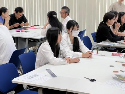 ワークショップで意見のとりまとめを行う制服を着た学生の画像