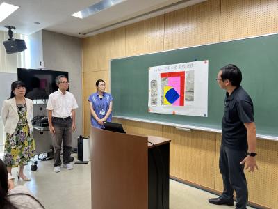 ワークショップで提案を説明する社会人の画像