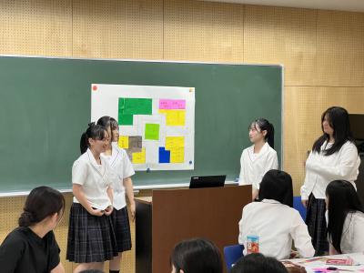 提案を説明する制服を着た学生の画像