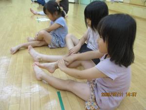 体幹チャレンジを頑張る児童の画像