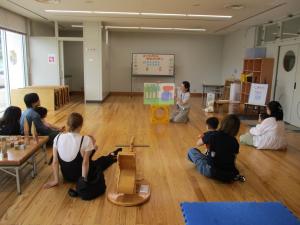 読み聞かせを楽しむ親子の画像