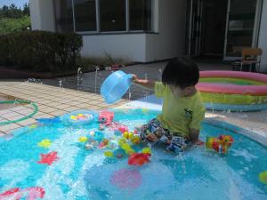 水あそびを楽しむ幼児の画像