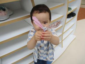 バランストンボで遊ぶ幼児の画像