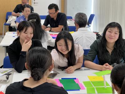 ワークショップで議論する学生の画像