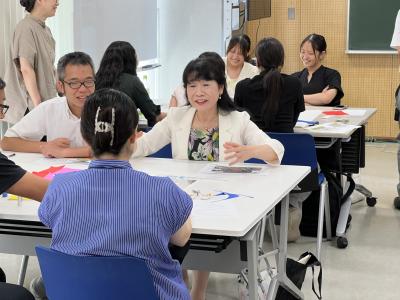 ワークショップで議論する社会人の画像