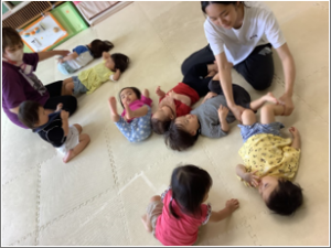ふれあい遊びをしている画像