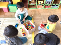 友達とブロックで遊んでいる画像