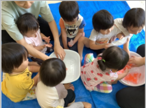 氷を触っている画像