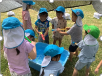 水鉄砲で遊んでいる画像
