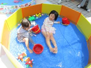水あそびを楽しむ姉妹の画像
