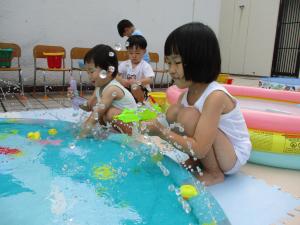 水あそびを楽しむ姉弟の画像