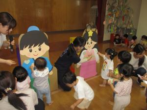 未満児が飾り付けをしている画像