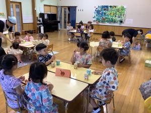みんなで会食している画像