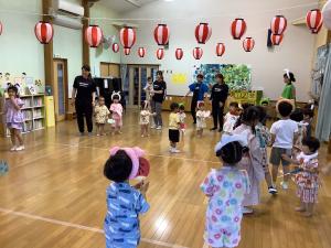 みんなで盆踊りを踊っている画像