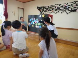 完成した天の川を見ている画像