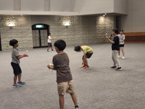参加者が紙トンボを飛ばしている画像