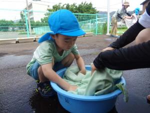 洗濯ごっこをしている画像