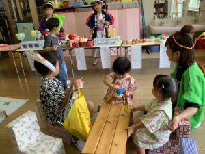 選んだ食べ物を友達と食べている画像