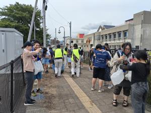 各所で清掃活動をしている参加者の画像