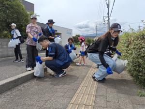 清掃活動をしている参加者の画像