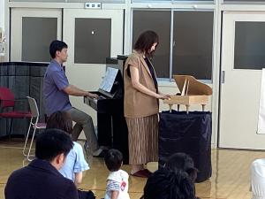 トイピアノを演奏している画像
