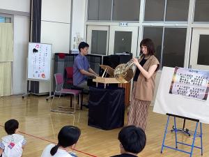 ホルンを演奏している画像