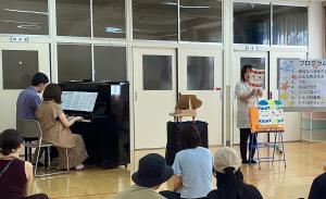 ペープサートを見せている画像