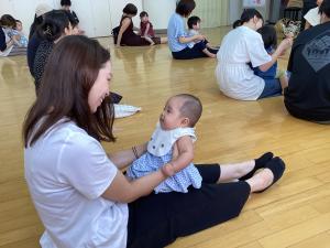 母子で見つめ合っている画像