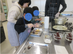 参加者がスコーンにトッピングを載せている画像