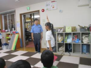 横断歩道の渡り方を学んでいる画像