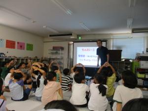 クイズで交通安全を学んでいる画像