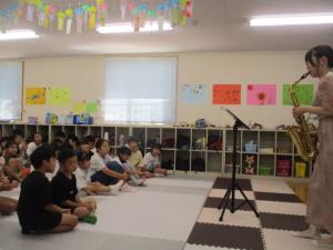 伊達さんがサックスを演奏している画像