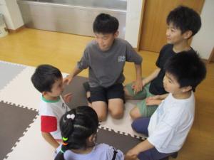 粟野保育園の園児と遊んでいる画像