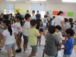 鬼から逃げるゲームをしている画像