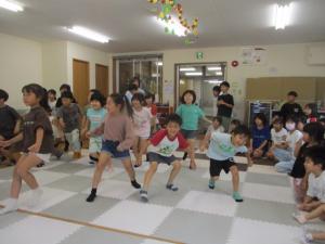 園児も一緒にゲームで遊んでいる画像