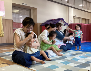 親子でふれあい遊びをしている画像